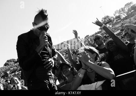 Bobby Alt Street Drum Corps Performing 2008 Projekt Revolution Tour Verizon Wireless Amphitheater Irvine. Stockfoto