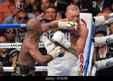 Floyd Mayweather Jnr Niederlagen Conor McGregor während Ihrem Kampf an der T-Mobile Arena, Las Vegas. Stockfoto