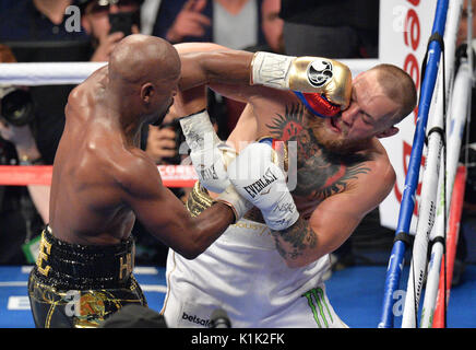 Floyd Mayweather Jnr Niederlagen Conor McGregor während Ihrem Kampf an der T-Mobile Arena, Las Vegas. Stockfoto