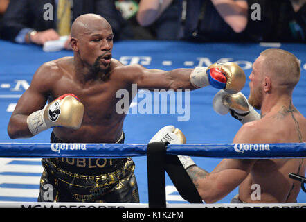 Floyd Mayweather Jnr Niederlagen Conor McGregor während Ihrem Kampf an der T-Mobile Arena, Las Vegas. Stockfoto