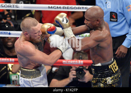 Floyd Mayweather Jnr Niederlagen Conor McGregor während Ihrem Kampf an der T-Mobile Arena, Las Vegas. Stockfoto