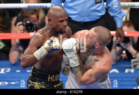 Floyd Mayweather Jnr Niederlagen Conor McGregor während Ihrem Kampf an der T-Mobile Arena, Las Vegas. Stockfoto