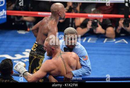 Floyd Mayweather Jnr Niederlagen Conor McGregor während Ihrem Kampf an der T-Mobile Arena, Las Vegas. Stockfoto