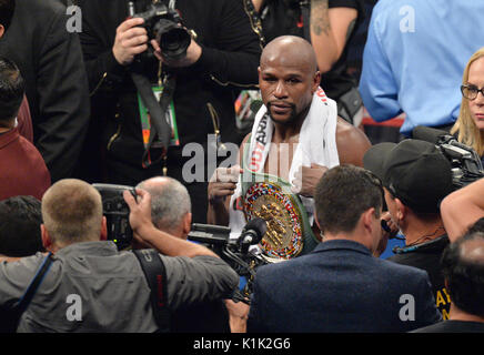 Floyd Mayweather Jnr Niederlagen Conor McGregor während Ihrem Kampf an der T-Mobile Arena, Las Vegas. Stockfoto