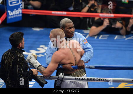 Floyd Mayweather Jnr Niederlagen Conor McGregor während Ihrem Kampf an der T-Mobile Arena, Las Vegas. Stockfoto