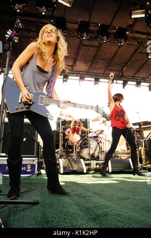 (L-R) Allison Robertson Brett Anderson Donnas spielt Tag 3 2. Annual Sunset Strip Music Festival September 12,2009 Los Angeles, Kalifornien. Stockfoto