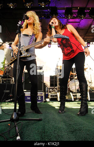 (L-R) Allison Robertson Brett Anderson Donnas spielt Tag 3 2. Annual Sunset Strip Music Festival September 12,2009 Los Angeles, Kalifornien. Stockfoto