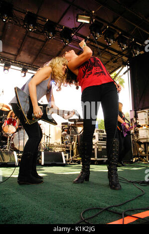 (L-R) Allison Robertson Brett Anderson Donnas spielt Tag 3 2. Annual Sunset Strip Music Festival September 12,2009 Los Angeles, Kalifornien. Stockfoto