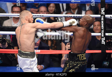 Floyd Mayweather Jnr Niederlagen Conor McGregor während Ihrem Kampf an der T-Mobile Arena, Las Vegas. Stockfoto