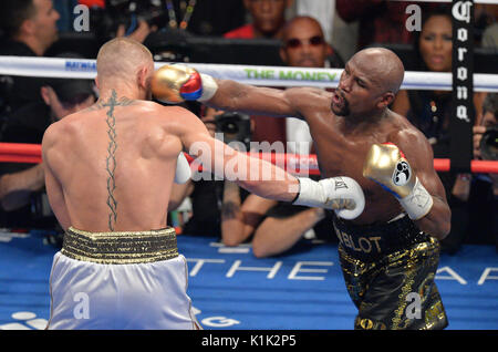 Floyd Mayweather Jnr Niederlagen Conor McGregor während Ihrem Kampf an der T-Mobile Arena, Las Vegas. Stockfoto