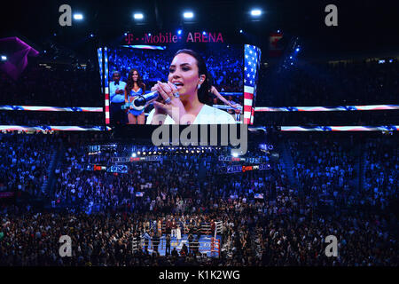 Demi Lovato führt die US-Nationalhymne vor dem Kampf an der T-Mobile Arena, Las Vegas. Stockfoto