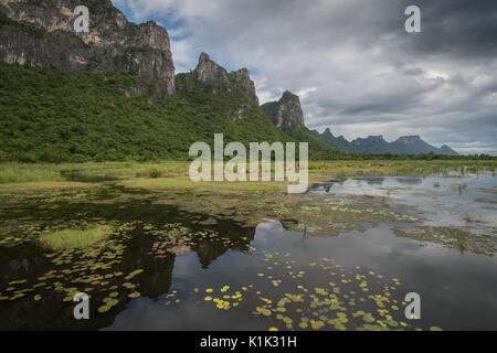 Khao Sam Roi Yot Nationalpark, Thailand. Khao Sam Roi Yot bedeutet "Berg mit drei hundert Gipfel" und bezieht sich auf eine Reihe von Hügeln aus Kalkstein alo Stockfoto