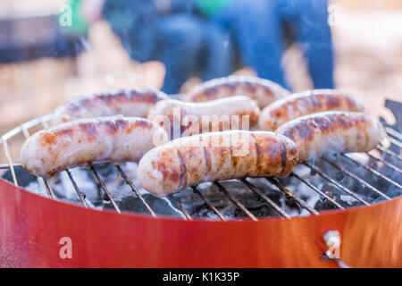 Nahaufnahme der grillen Würstchen am Grill im Freien Stockfoto