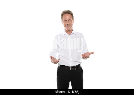 Im mittleren Alter Geschäftsmann in formale Abnutzung, die etwas mit offenen Händen und Kamera isoliert auf weißem Stockfoto