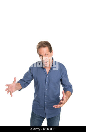 Aggressiv im mittleren Alter Mann in Freizeitkleidung isoliert auf weißem Gestik Stockfoto