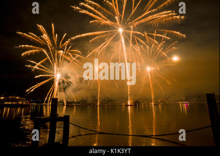 Genf, Schweiz, das Feuerwerk sind spektakuläre jedes Jahr. Die Beleuchtung der Himmel und auf den tiefen Gewässern widerspiegelt Stockfoto