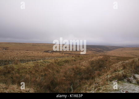 Eine winterliche Ansicht auf einem Februar 2017 Tag an der Spitze des Exmoor National Park auf der B 3223 Straße von Simonsbath zu Lynton auf North Devon, England. Großbritannien Stockfoto