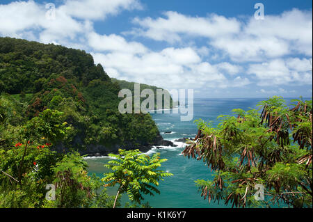 Maui felsigen Küste entlang der Strasse nach Hana, eine der schwierigsten Straßen in Hawaii. Stockfoto