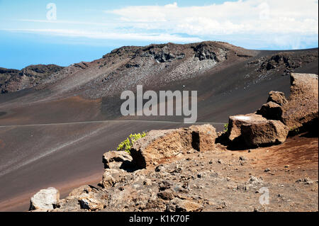 Trail zeigt, wo die Besucher rund um den Berg Halaekala Kraterrand in Maui wandern können. Stockfoto