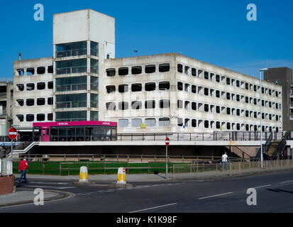 AJAXNETPHOTO. 2012. WORTHING, ENGLAND - Platzsparend - GRAFTON MEHRSTÖCKIGES PARKHAUS IN DER STADT VOR DER ÄUSSEREN RE-PAINT. Foto: Jonathan Eastland/AJAX REF: GXR 172905 6707 Stockfoto