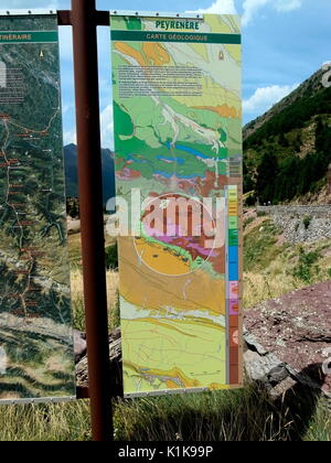 AJAXNETPHOTO. 2015. PYRÉNÉES, Frankreich. - Gebirge - EINE TOURISTISCHE HINWEISE VON INTERESSE Tabelle, in der die historischen geologischen STRUKTUR DER BERGKETTE. Foto: Jonathan Eastland/AJAX REF: GR 151010 4942 Stockfoto