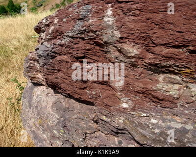 AJAXNETPHOTO. 2015. PYRÉNÉES, Frankreich. - Gebirge - Details der komprimierten SCHICHTEN VON RED ROCK GEFUNDEN IN DER MOUNATN BEREICH. Foto: Jonathan Eastland/AJAX REF: GR 151010 4949 Stockfoto