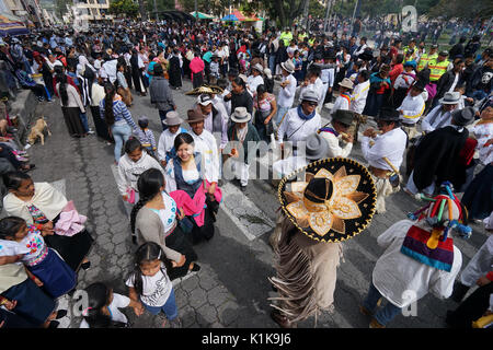 Quechua indigenen Menschen die Teilnahme an der jährlichen Inti Raymi Parade bei der Sommersonnenwende Stockfoto