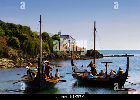 Replik, Wikinger, Langboote in Bull Bay, Anglesey, Nordwales, Vereinigtes Königreich. Stockfoto