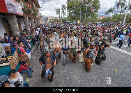 Quechua indigenen Menschen die Teilnahme an der jährlichen Inti Raymi Parade bei der Sommersonnenwende Stockfoto