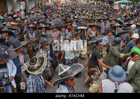 Quechua indigenen Menschen die Teilnahme an der jährlichen Inti Raymi Parade bei der Sommersonnenwende Stockfoto