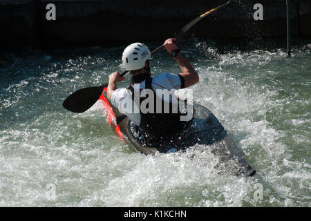 AUGSBURG, DEUTSCHLAND - 28 März 2017: Kayac Whitewater Slalom Training für die nationalen Meisterschaften in Ottawa, Kanada 2017 zu qualifizieren, mit dem Kurs für die Olympischen Spiele in Deutschland im Jahre 1972. Stockfoto