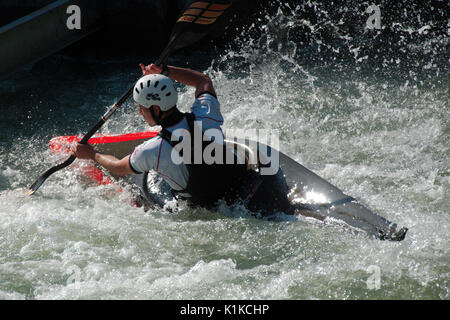 AUGSBURG, DEUTSCHLAND - 28 März 2017: Kayac Whitewater Slalom Training für die nationalen Meisterschaften in Ottawa, Kanada 2017 zu qualifizieren, mit dem Kurs für die Olympischen Spiele in Deutschland im Jahre 1972. Stockfoto