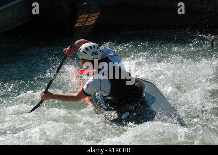 AUGSBURG, DEUTSCHLAND - 28 März 2017: Kayac Whitewater Slalom Training für die nationalen Meisterschaften in Ottawa, Kanada 2017 zu qualifizieren, mit dem Kurs für die Olympischen Spiele in Deutschland im Jahre 1972. Stockfoto