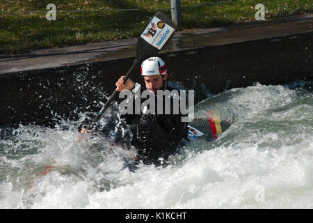 AUGSBURG, DEUTSCHLAND - 28 März 2017: Kayac Whitewater Slalom Training für die nationalen Meisterschaften in Ottawa, Kanada 2017 zu qualifizieren, mit dem Kurs für die Olympischen Spiele in Deutschland im Jahre 1972. Stockfoto