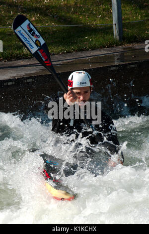 AUGSBURG, DEUTSCHLAND - 28 März 2017: Kayac Whitewater Slalom Training für die nationalen Meisterschaften in Ottawa, Kanada 2017 zu qualifizieren, mit dem Kurs für die Olympischen Spiele in Deutschland im Jahre 1972. Stockfoto