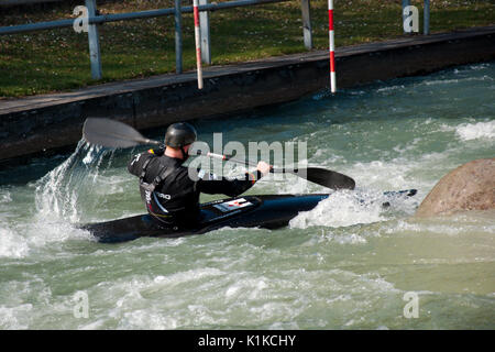 AUGSBURG, DEUTSCHLAND - 28 März 2017: Kayac Whitewater Slalom Training für die nationalen Meisterschaften in Ottawa, Kanada 2017 zu qualifizieren, mit dem Kurs für die Olympischen Spiele in Deutschland im Jahre 1972. Stockfoto