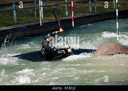 AUGSBURG, DEUTSCHLAND - 28 März 2017: Kayac Whitewater Slalom Training für die nationalen Meisterschaften in Ottawa, Kanada 2017 zu qualifizieren, mit dem Kurs für die Olympischen Spiele in Deutschland im Jahre 1972. Stockfoto