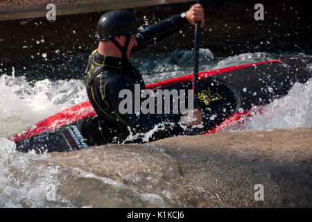 AUGSBURG, DEUTSCHLAND - 28 März 2017: Kayac Whitewater Slalom Training für die nationalen Meisterschaften in Ottawa, Kanada 2017 zu qualifizieren, mit dem Kurs für die Olympischen Spiele in Deutschland im Jahre 1972. Stockfoto