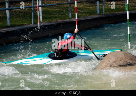 AUGSBURG, DEUTSCHLAND - 28 März 2017: Kayac Whitewater Slalom Training für die nationalen Meisterschaften in Ottawa, Kanada 2017 zu qualifizieren, mit dem Kurs für die Olympischen Spiele in Deutschland im Jahre 1972. Stockfoto