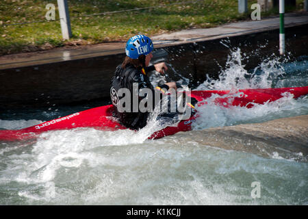 AUGSBURG, DEUTSCHLAND - 28 März 2017: Kayac Whitewater Slalom Training für die nationalen Meisterschaften in Ottawa, Kanada 2017 zu qualifizieren, mit dem Kurs für die Olympischen Spiele in Deutschland im Jahre 1972. Stockfoto