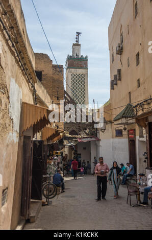 Fez, Marokko - 9. Mai 2017: Blick auf die Straße im alten Fes el Bali Medina (Altstadt) von Fes, Marokko Stockfoto