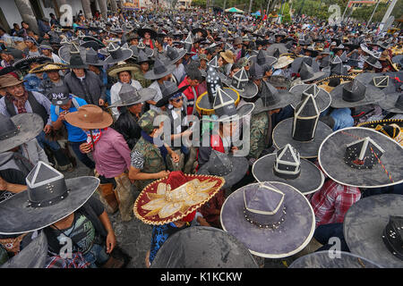 Quechua indigenen Menschen die Teilnahme an der jährlichen Inti Raymi Parade bei der Sommersonnenwende Stockfoto