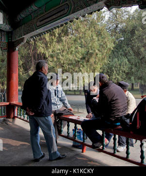 Männer spielen, Park rund um den Tempel des Himmels, Peking. Stockfoto