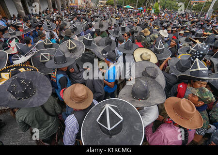 Quechua indigenen Menschen die Teilnahme an der jährlichen Inti Raymi Parade bei der Sommersonnenwende Stockfoto