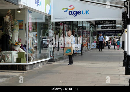 Ältere Dame vorbei Alter UK Shop in Southport Stockfoto