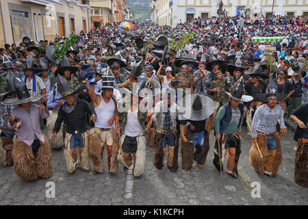 Quechua indigenen Menschen die Teilnahme an der jährlichen Inti Raymi Parade bei der Sommersonnenwende Stockfoto