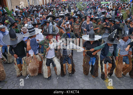 Quechua indigenen Menschen die Teilnahme an der jährlichen Inti Raymi Parade bei der Sommersonnenwende Stockfoto