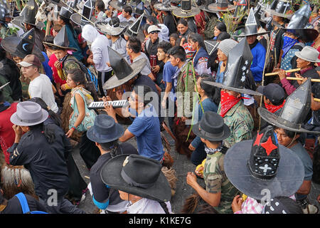 Quechua indigenen Menschen die Teilnahme an der jährlichen Inti Raymi Parade bei der Sommersonnenwende Stockfoto