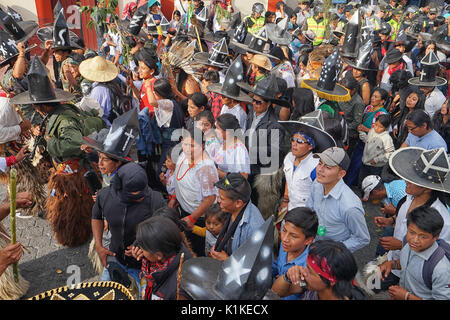 Quechua indigenen Menschen die Teilnahme an der jährlichen Inti Raymi Parade bei der Sommersonnenwende Stockfoto