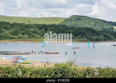 Segelboote und Paddelboote am Behälter an Carsington Water in Derbyshire, England, Großbritannien Stockfoto